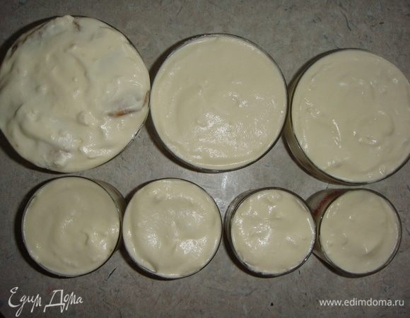 Последний слой будет крем. Тирамису можно готовить порционно, а можно в большой посуде, как вам больше нравится. Отправляем десерт в холодильник минимум на 2 часа.