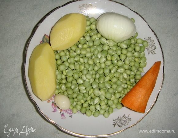 Подготовим овощи. Почистить картофель, лук, морковь и чеснок.