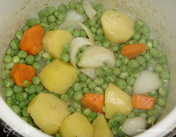В кастрюлю с толстым дном положить сливочное масло, выложить нарезанные крупными кусочками овощи и зеленый горошек. Посолить, поперчить по вкусу и тушить на медленном огне в течение 10 минут, постоянно помешивая.