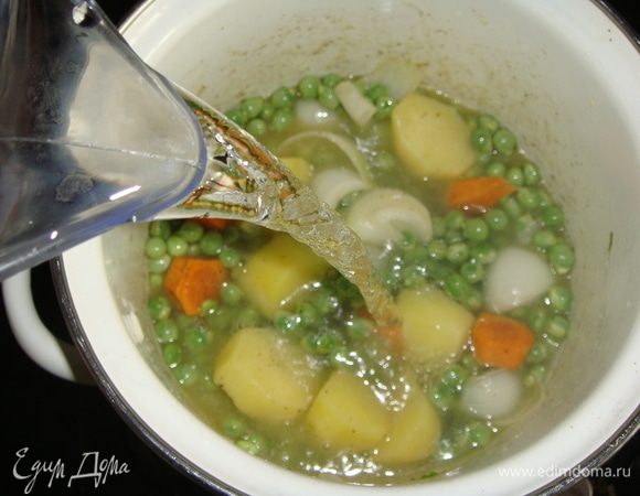 Влить воду или бульон.