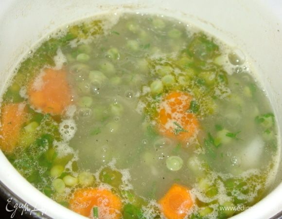 Добавить лавровый лист и варить 20 минут под закрытой крышкой. Всыпать мелко нарезанную зелень петрушки. Варим еще 10 минут. Вынуть лавровый лист.