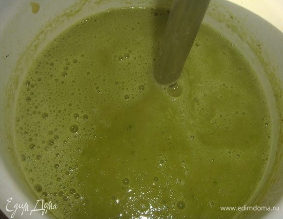 Хлеб нарезать маленькими квадратиками и обжарить на сковороде, слегка смазанной маслом, посолить немного. Пробить суп блендером. 