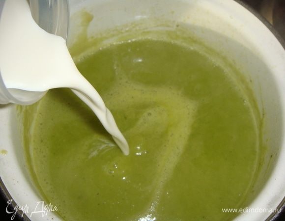 Влить сливки, довести суп до кипения и выключить.