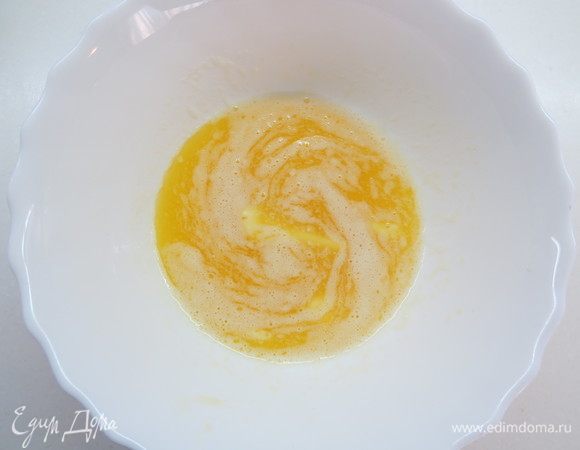 Растапливаем сливочное масло.