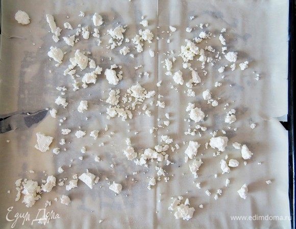 На противень, смазанный растительным или сливочным маслом, выкладываем два листа теста фило. Сверху крошим брынзу, сильно много брынзы класть не надо, так как слоев будет много. 