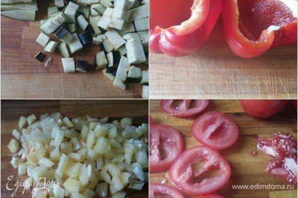 Помыть овощи, нарезать небольшими кубиками баклажаны, желтый и красный болгарский перец (можно взять любой цвет, по своему желанию). Помидоры порезать колечками, убрать семенную часть, остальную часть порезать кубиками.