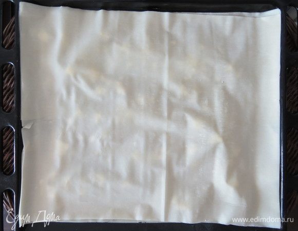 Далее опять выкладываем 2 листа теста фило, сверху — брынзу и повторяем эту процедуру, пока не закончатся листы теста фило. Последний слой должен быть тесто. 