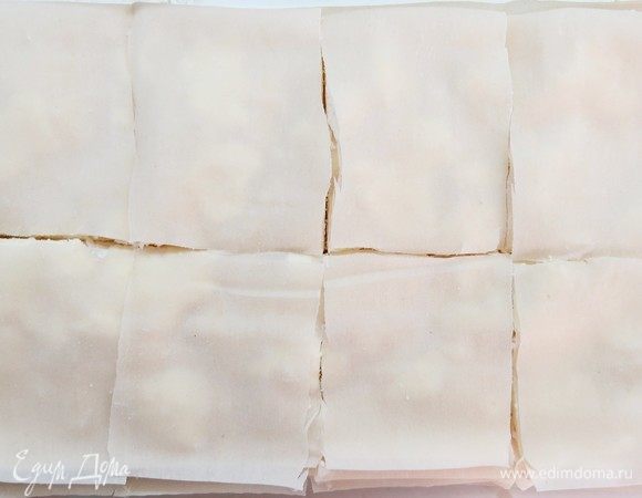 Разрезаем нашу баницу на квадраты, размер квадратов можно выбрать по своему вкусу.