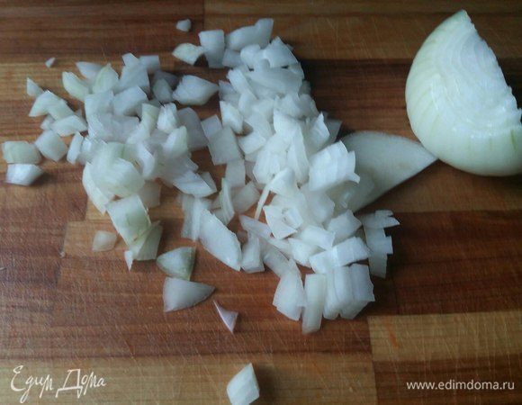 Лук также нарезать кубиками. 
