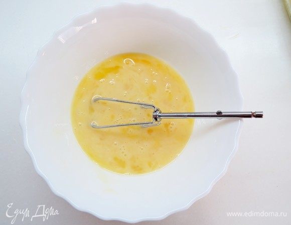 Слегка взбиваем яйца с молоком комнатной температуры до однородной массы.