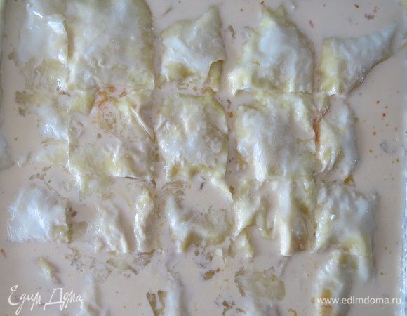 Равномерно заливаем баницу сверху. 
Баницу нужно слегка потрясти, чтобы масло и яично-молочная смесь попала в разрезы.