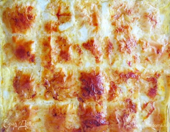 Выпекаем в разогретой до 180°С духовке до золотистого цвета. 
Готовая баница не должна трястись. У меня ушло минут 35-40.