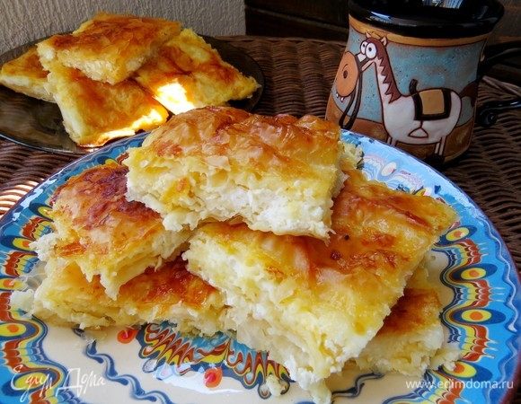 Расхватываем сочные кусочки с хрустящими краешками теста фило и наслаждаемся нашей баницей.
Приятного аппетита!