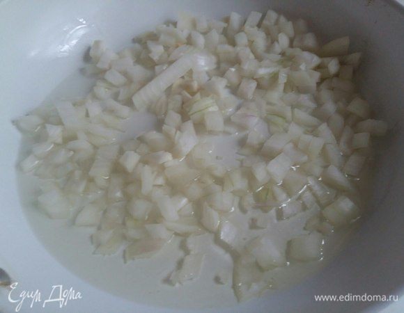 В сковороду налить растительное масло, потушить лук на небольшом огне в течение 2-3 минут.