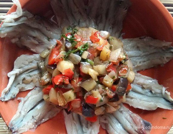 Сверху выложить овощную начинку 2 ст. ложки.