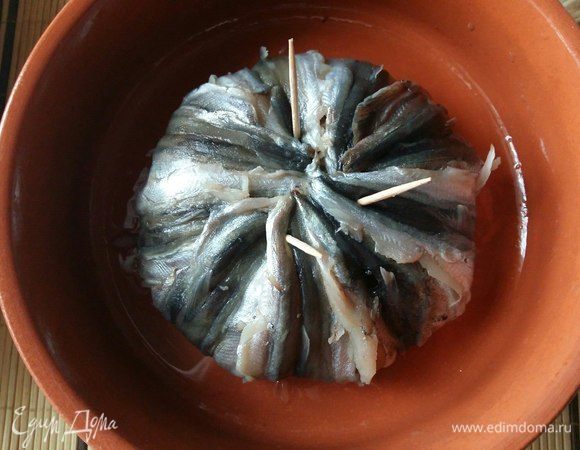 Закрепить несколькими зубочистками, чтобы в духовке не разошлись рыбки.