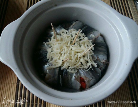 Сверху по центру руками выложить немного сыра, натертого на мелкой терке. Сыр расплавится в духовке и дополнительно скрепит серединку узелка. Забыла сфотографировать в той форме сыр, приложила с другой формой фото.