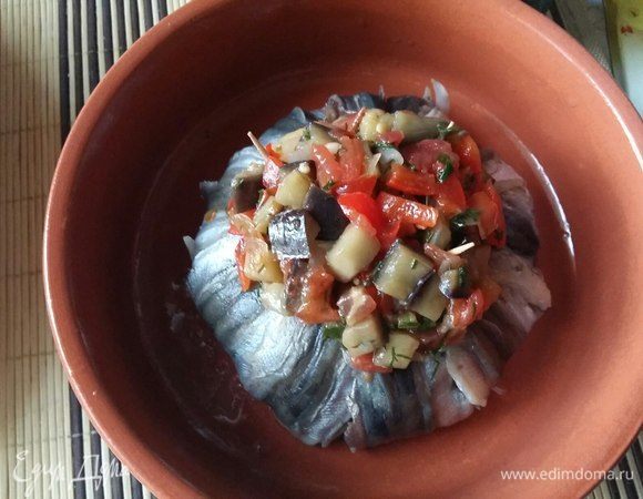 На сыр выложить еще 1 ст. л. овощной начинки и в таком виде поставить в разогретую до 200°С духовку на 25-30 мин., до готовности рыбы. Ирина предлагает в духовке держать 8-10 минут, я же перестраховалась и подержала 30 мин. И не пожалела.