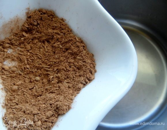 Нагреваем на огне чистую фильтрованную воду и высыпаем ложечку специй.