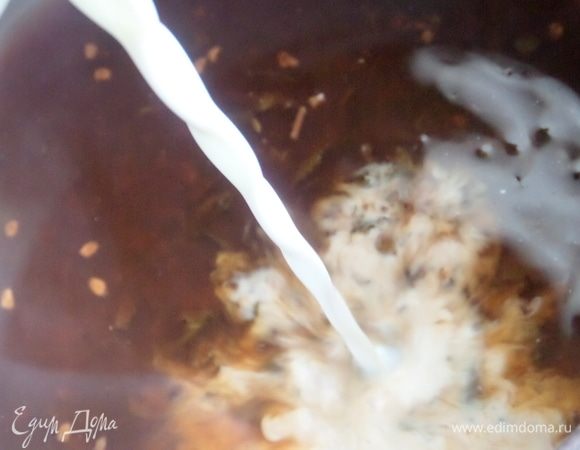 Снова кипятим минуту. Теперь влить молоко.