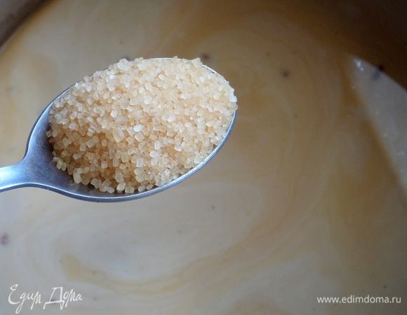 Добавить сахар по вкусу, если его не было в смеси. Размешать.