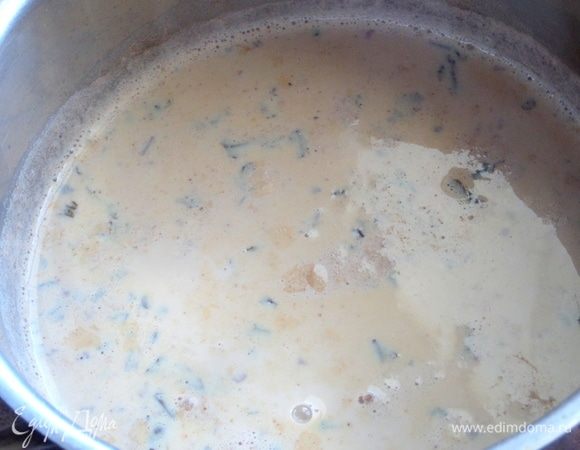 Довести снова до кипения, огонь выключить. Дать немного настояться, успокоиться напитку.