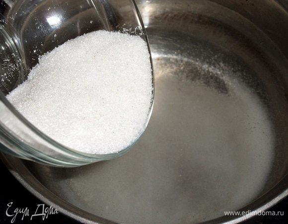 В кастрюлю наливаем 5 стаканов воды (1,25 л). Добавляем сахар. Доводим до кипения.