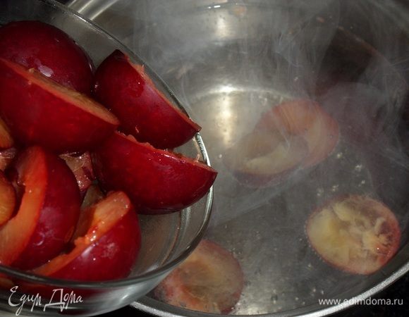 В кипящую сладкую воду закладываем половинки сливы. Доводим до кипения.