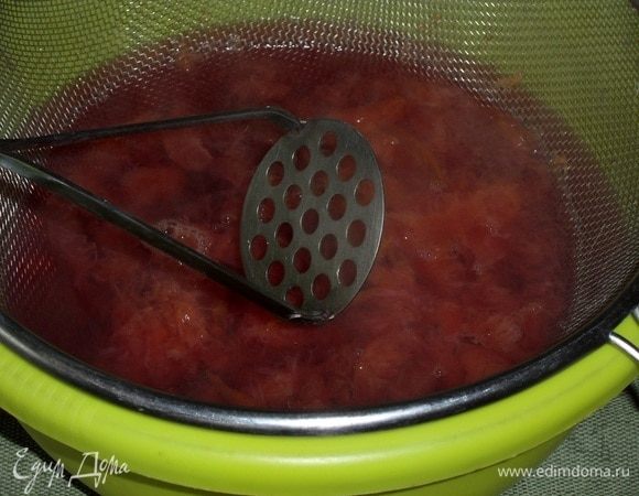 Берем глубокую чашку и дуршлаг-сито. Процеживаем в чашку сваренный компот.  Сливы протираем через сито.