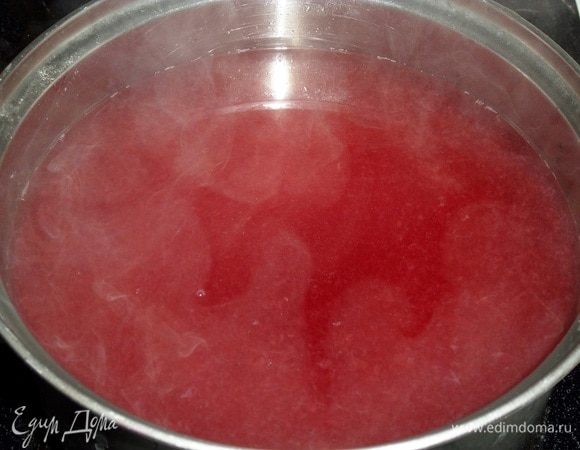 В кастрюлю возвращаем компот с мякотью сливы. Доводим до кипения.