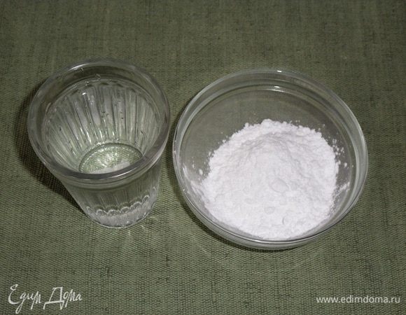 В чашечку с крахмалом добавляем 1 стакан (250 мл) чистой воды комнатной температуры. Хорошо перемешиваем.