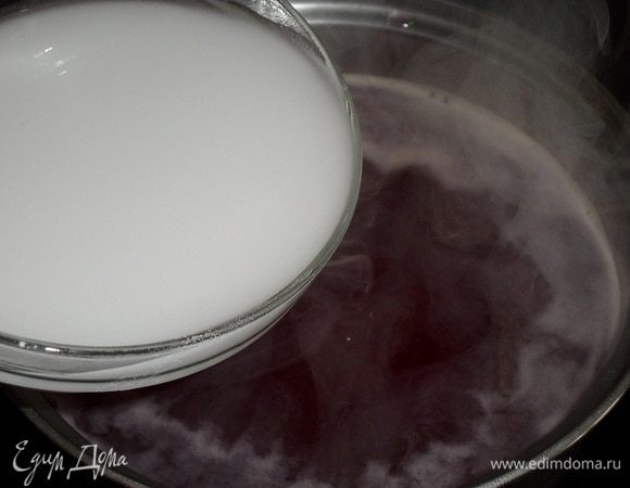 К кипящий компот с мякотью добавляем крахмальную смесь.