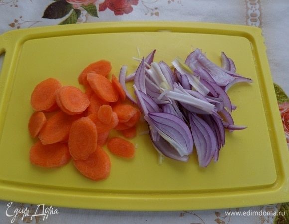 Нарезаем лук и морковь.