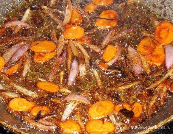 В сковороду наливаем растительное масло. Выкладываем лук и морковь. Обжариваем 2-3 минуты. Добавляем соевый соус. перемешиваем и обжариваем еще 1-2 минуты.
