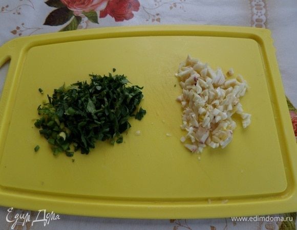 Нарезаем чеснок и зелень.