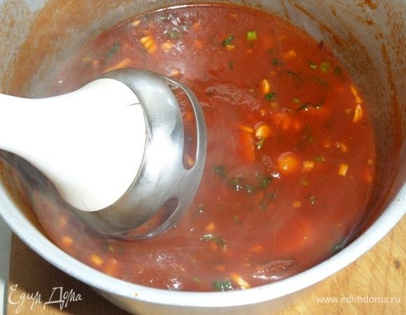 С помощью погружного блендера пюрируем суп.
