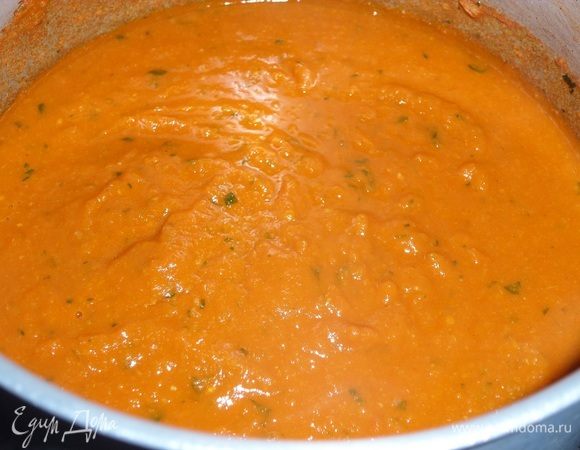 Возвращаем кастрюлю на огонь. Доводим суп до кипения. Снимаем кастрюлю с огня.