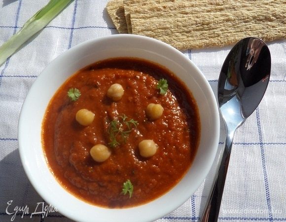 Подаем суп, добавив зелень и горошины отварного нута.
