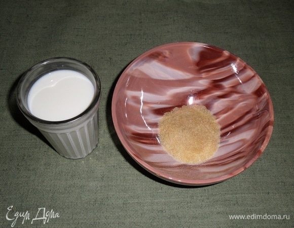 В чашку высыпаем желатин. Добавляем холодное молоко.