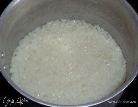 Промытый рис отвариваем до готовности в подсоленной воде. Остужаем.
