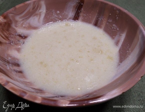 Чашку с набухшим желатином помещаем в микроволновую печь на максимальную мощность на 1-2 минуты.