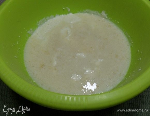 В чашку  к рисово-творожной массе процеживаем подогретую желатиновую смесь. Хорошо перемешиваем ложкой/лопаткой или снова используем блендер.