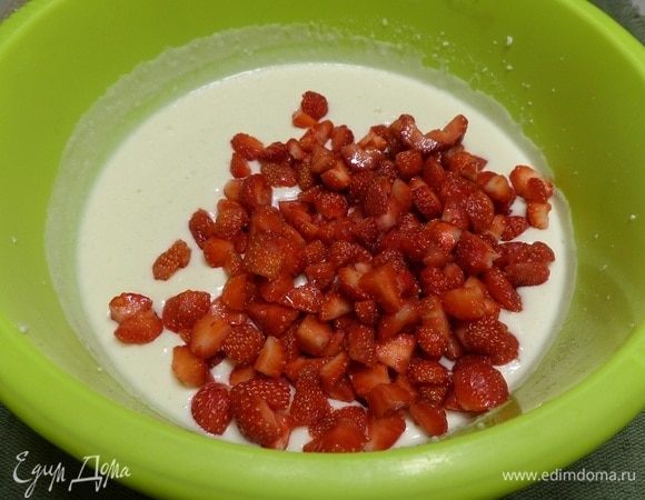 Добавляем нарезанную клубнику.