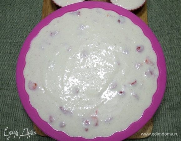 Выкладываем массу в силиконовые формы. Помещаем в холодильник на 3-4 часа.