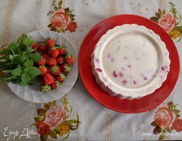 Вынимаем десерт из формы на тарелку.