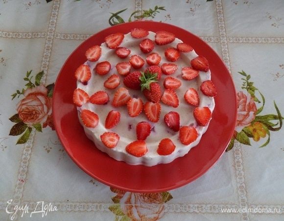 Украшаем отложенной ранее клубникой и мятой.