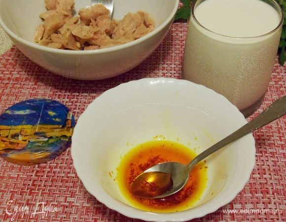 Шафран положить в миску, залить небольшим количеством кипятка и растирать до появления насыщенного цвета.