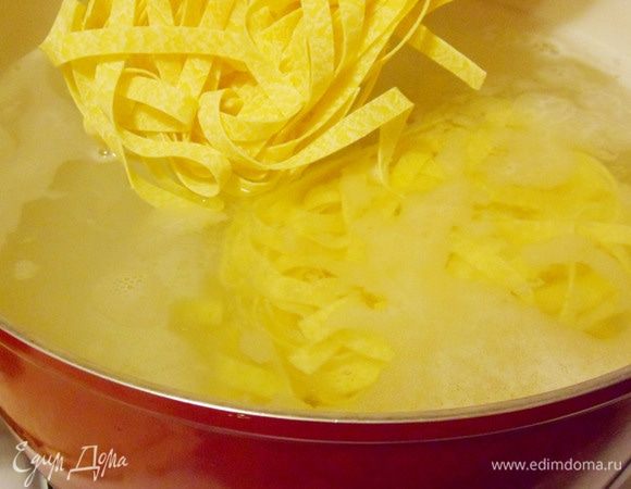 Отварить феттучине в кипящей воде с добавлением 1 столовой ложки соли в течение 4 минут (по инструкции на упаковке пасты).