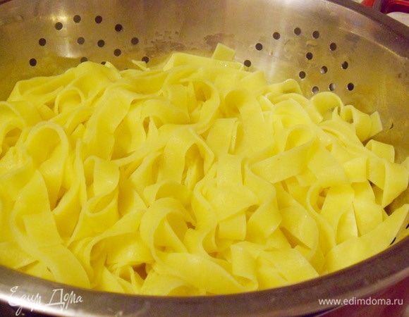 Когда паста будет готова, откинуть ее в дуршлаг.