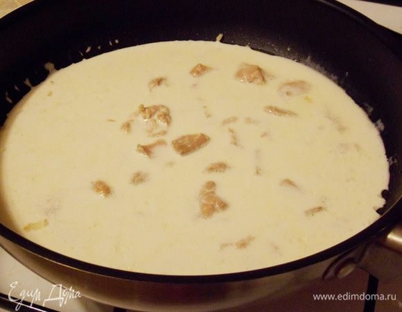 Залить густыми сливками, хорошо перемешать и оставить кипеть на медленном огне около 5 минут.